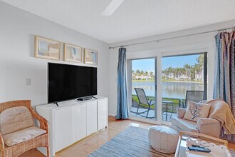 6080 Bahia Del Mar Cir in St. Petersburg, FL - Building Photo - Building Photo