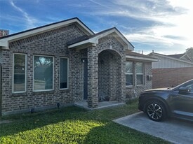2738 Yale St in Pasadena, TX - Building Photo