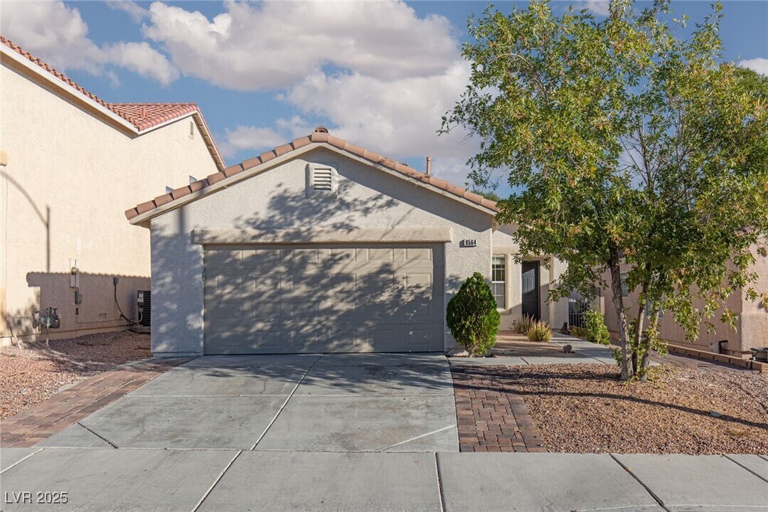 8564 Shady Pines Dr in Las Vegas, NV - Building Photo