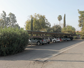 Redwood Apartments in Hanford, CA - Building Photo - Building Photo