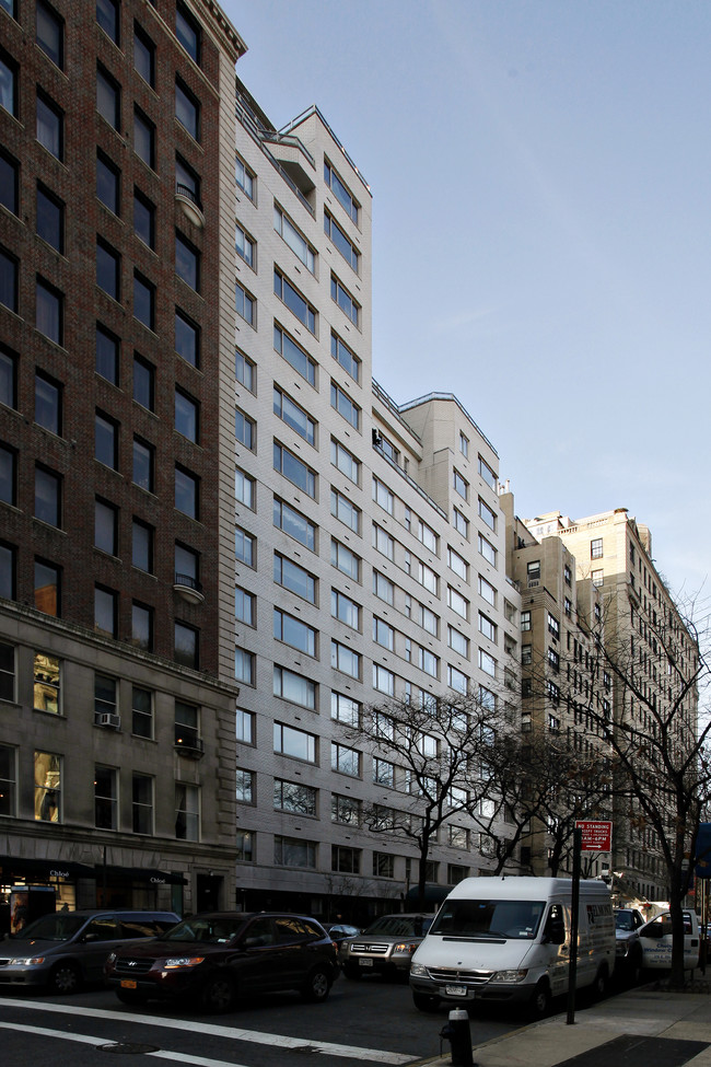 10 E 70th St in New York, NY - Building Photo - Building Photo