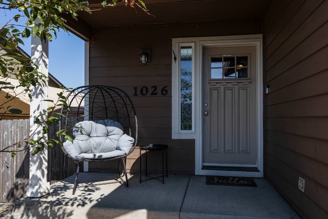 1026 E 15th St in Lafayette, OR - Foto de edificio - Building Photo