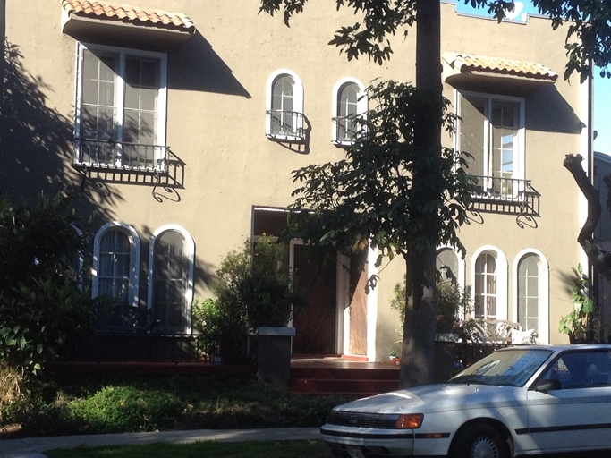 1131 N Vista St in Los Angeles, CA - Foto de edificio