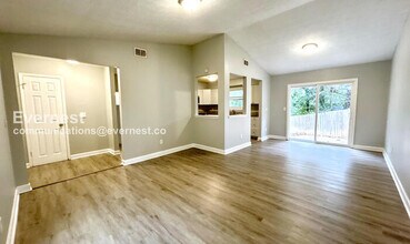 2431 Corner Shoals Dr in Decatur, GA - Foto de edificio - Building Photo