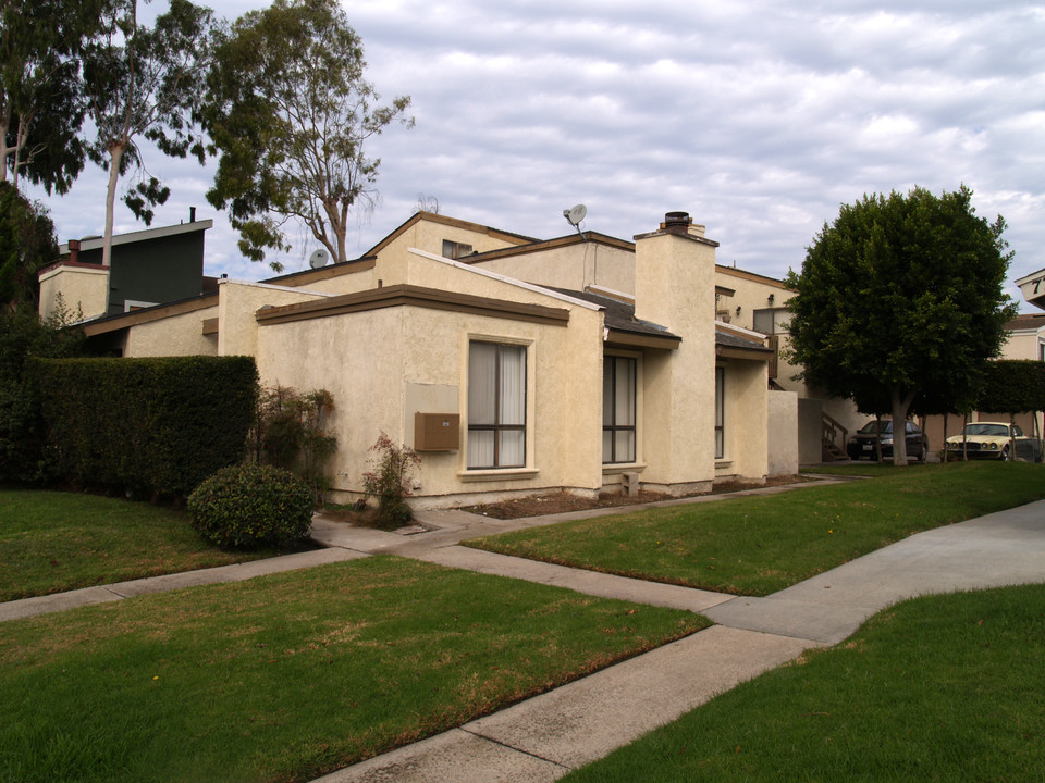 7701 Garfield Ave in Huntington Beach, CA - Foto de edificio