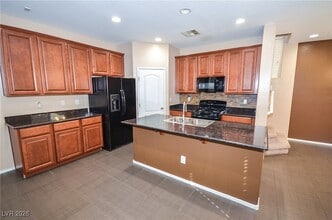 7643 Peaceful Trellis Dr in Las Vegas, NV - Foto de edificio - Building Photo