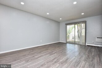 604 Garnet Dr in Burlington, NJ - Building Photo - Building Photo