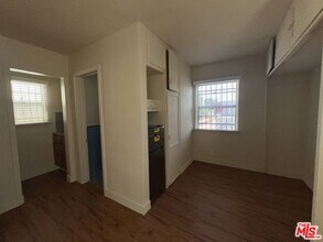 1/2 S Mansfield Ave in Los Angeles, CA - Building Photo - Building Photo