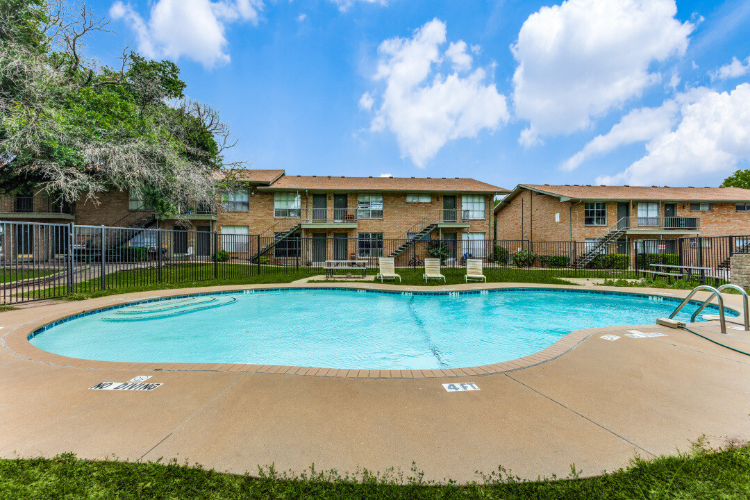 Dell Marr in Garland, TX - Building Photo