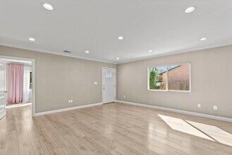 6717 Cedros Ave in Van Nuys, CA - Foto de edificio - Building Photo