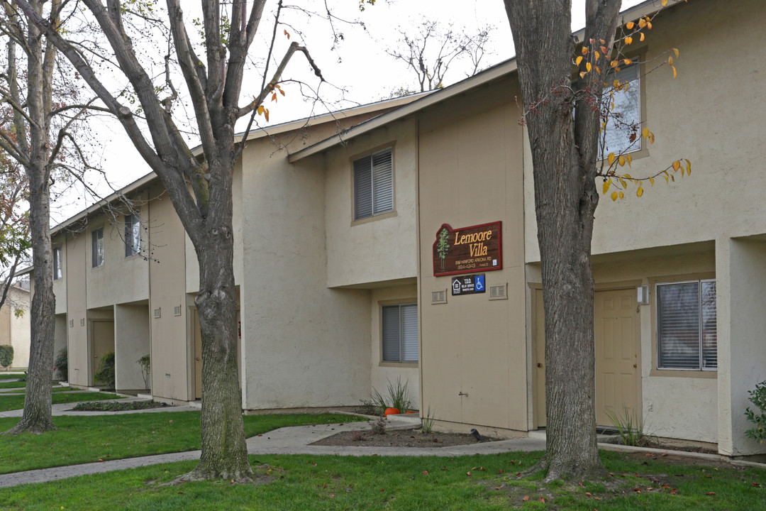 Lemoore Villa in Lemoore, CA - Building Photo