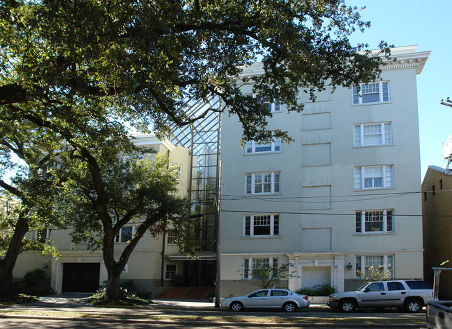 Lafayette Oaks Condos in New Orleans, LA - Building Photo - Building Photo