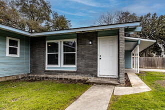 1002 Sumner Dr in San Antonio, TX - Foto de edificio - Building Photo