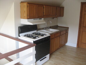 2495 N Maryland Ave, Unit Attic in Milwaukee, WI - Building Photo - Building Photo