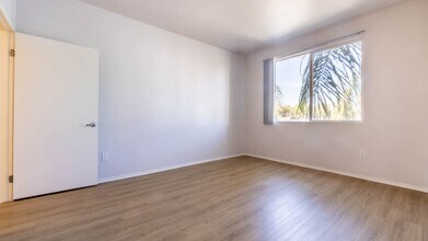 Lindley in Encino, CA - Foto de edificio - Building Photo