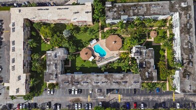 1333 E Hallandale Beach Blvd in Hallandale Beach, FL - Foto de edificio - Building Photo