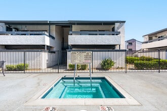 Park Terrace Apartments in Chino, CA - Foto de edificio - Building Photo