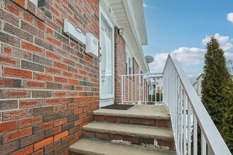 10 Millo Pl, Unit 10 in Little Ferry, NJ - Foto de edificio - Building Photo