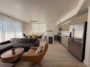 121 NE 34th St, Unit 1809 in Miami, FL - Foto de edificio - Building Photo