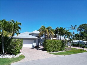 3005 Coco Ave in Naples, FL - Building Photo - Building Photo