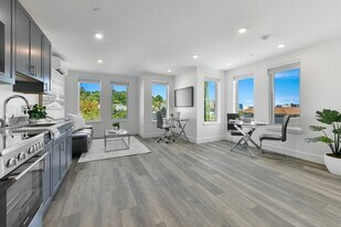 585 Essex St in Lynn, MA - Building Photo