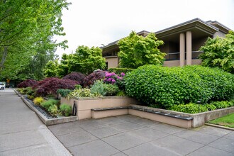 Waters Edge in Kirkland, WA - Building Photo - Building Photo