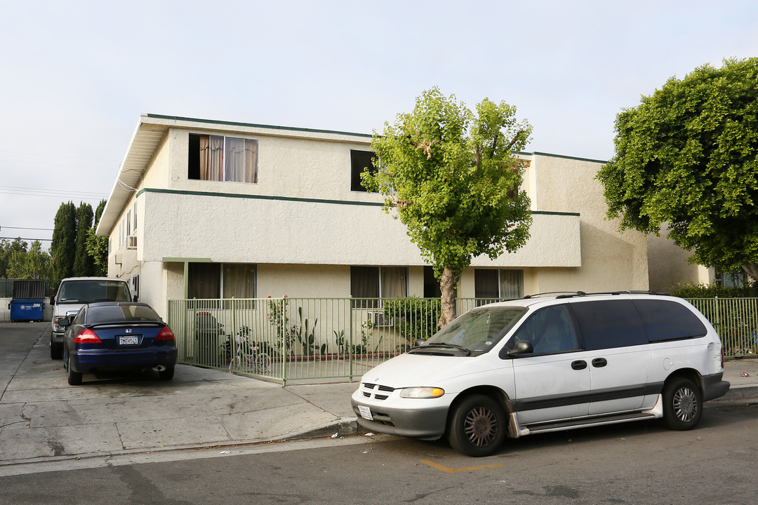 19042 Bryant St in Northridge, CA - Building Photo