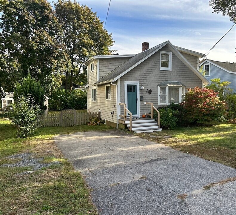 18 Maple Ave in Scituate, MA - Building Photo