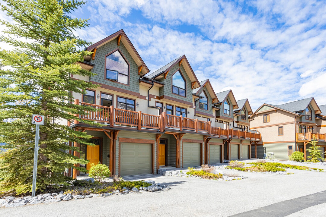 Golden Eagle Estates in Canmore, AB - Building Photo