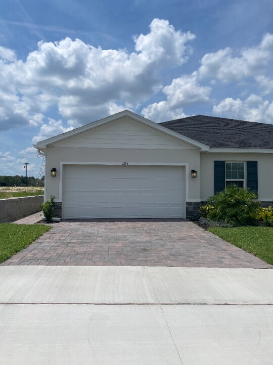 1215 Turtle Is Rd in Lady Lake, FL - Building Photo