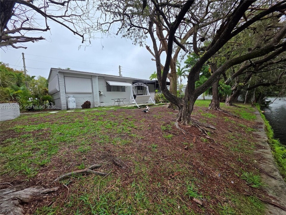 1 Esplanade Dr in Miami Springs, FL - Building Photo