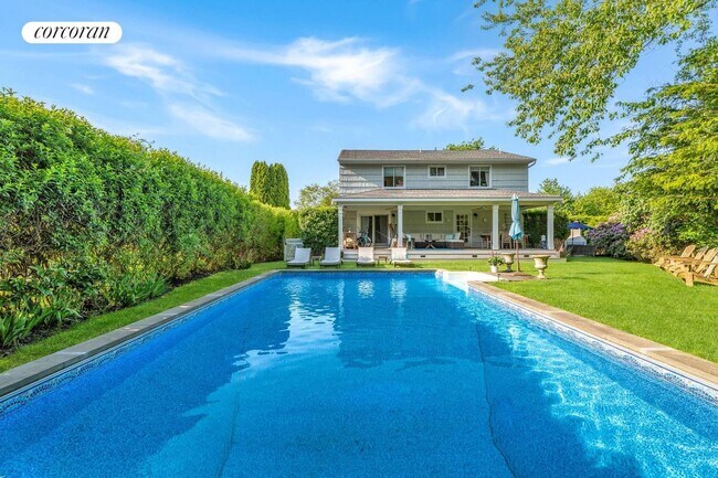 17 Meadowgrass Ln in Southampton, NY - Building Photo - Building Photo