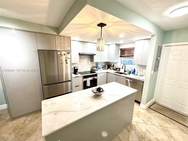 property at 809 W Oakland Park Blvd