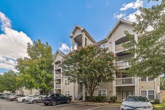 Sanger Place in Lorton, VA - Foto de edificio - Building Photo