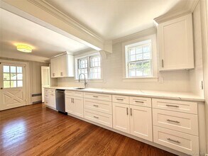 35 La Rue Dr in Huntington, NY - Building Photo - Building Photo