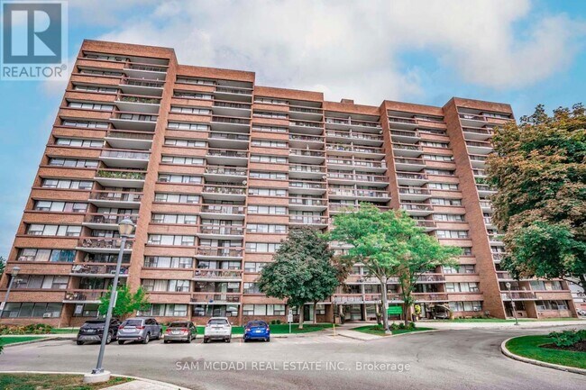 3501 Glen Erin Dr in Mississauga, ON - Building Photo - Building Photo