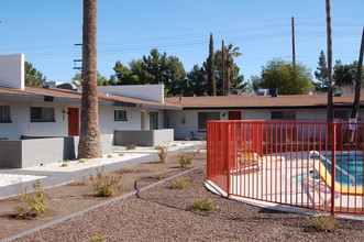 Sunshine Apartments in Phoenix, AZ - Building Photo - Building Photo