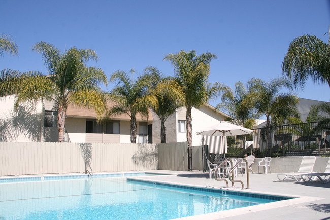 Lincoln-Moody Apartments in Cypress, CA - Foto de edificio - Building Photo