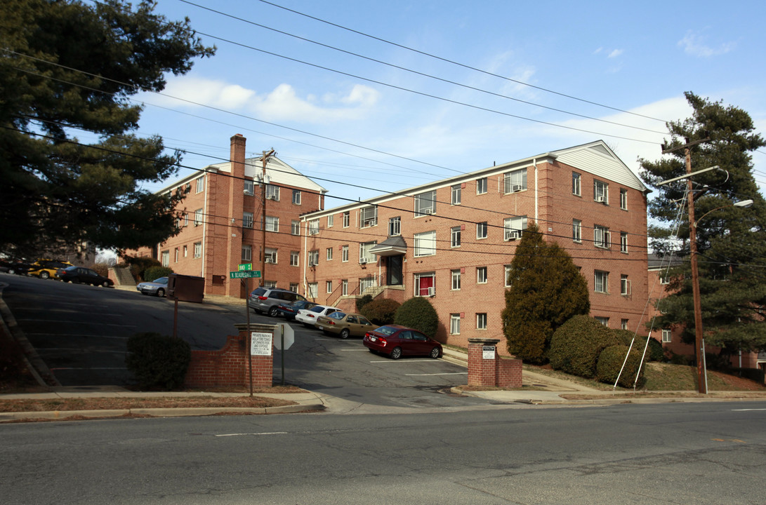 Larchmont Village Apartment in Alexandria, VA - Building Photo