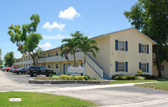 Colonial Park in Oakland Park, FL - Building Photo - Building Photo