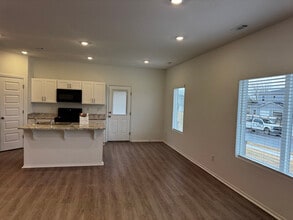 6813 SW Dignity Ave in Bentonville, AR - Foto de edificio - Building Photo