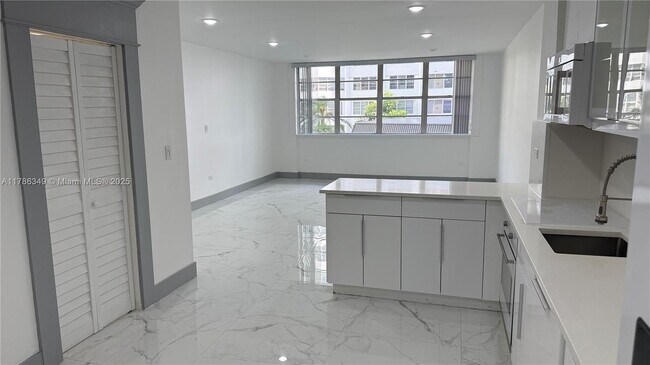 999 Brickell Bay Dr, Unit 306 in Miami, FL - Building Photo - Building Photo