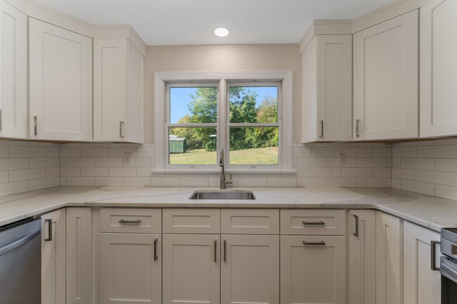 4 Lingert Ave in Clinton, NJ - Building Photo - Building Photo
