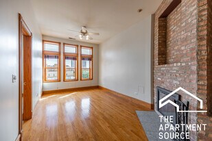 1162 W Grand Ave, Unit 3 in Chicago, IL - Building Photo