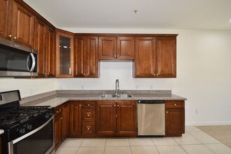 7122 Amigo Ave, Unit 105 in Los Angeles, CA - Building Photo - Building Photo