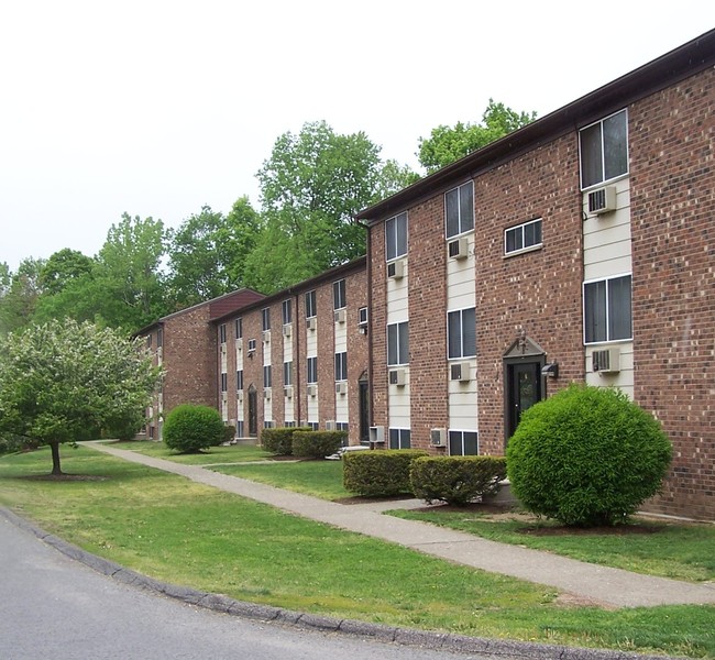Oak Tree Gardens Apartments in Wappingers Falls, NY - Foto de edificio - Building Photo