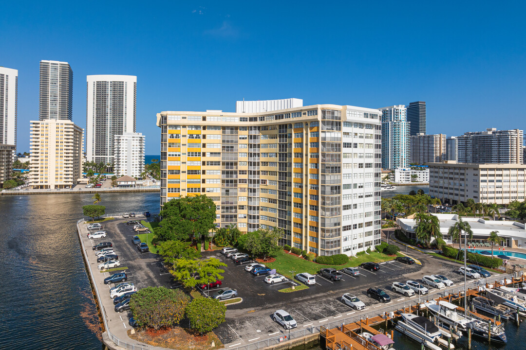 Lake Point Tower in Hallandale Beach, FL - Building Photo