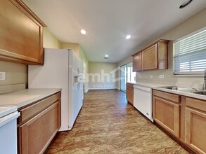 111 Maned Dr in Sanger, TX - Foto de edificio - Building Photo