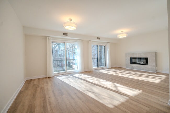 2740 W Farragut Ave in Chicago, IL - Building Photo - Building Photo