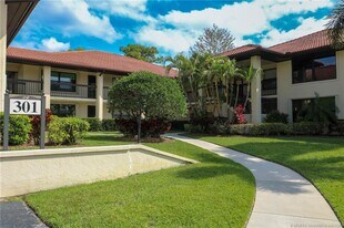 301 SW South River Dr in Stuart, FL - Building Photo